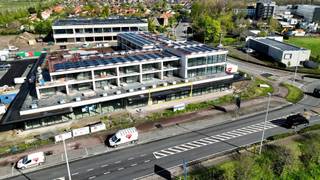 Deze kantoorruimte is gelegen op een invalsweg van Veurne met vlotte toegang tot E40, Veurne & de kust. Prachtige zichtlocatie met heel veel...