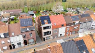 Ontdek deze verrassend ruime woning in Menen, ideaal voor wie op zoek is naar plaats, mogelijkheden en een aangename buitenomgeving.<br /><br />Troeven:<br />- ZONNEPANELEN <br />- Recent vernieuwde beglazing<br />- Elektriciteit CONFORM volgens het AREI<br />- Garage/Carport met werkplaats/tuinberging<br /><br />Bij het betreden van de woning ervaar je meteen het gevoel van ruimte. Op het gelijkvloers bevindt zich een zeer ruime en lichtrijke leefruimte met aansluitend de keuken, die samen een aangename en open leefomgeving creëren.<br /><br />Achterliggend vinden we een gelijkvloerse badkamer, evenals een praktische technische ruimte/berging met aansluiting voor wasmachine.<br /><br />Op de eerste verdieping bevinden zich drie volwaardige slaapkamers. Via een vaste trap bereik je de tweede verdieping, die volledig naar eigen smaak kan worden afgewerkt. Hier is er meer dan voldoende plaats om extra kamers te creëren, zoals bijkomende slaapkamers, een hobbyruimte of zelfs een extra badkamer.<br /><br />Een absolute troef is de veelzijdige indeling van de woning. Aan de achterzijde vind je namelijk nog een aparte trap die leidt naar een studio met zolderverdieping.<br /><br />Buiten word je verrast door de diepe en aangelegde tuin, waar je in alle rust kan genieten van het groen. Bovendien beschikt de woning over een handige uitweg naar de carport/garage, wat zorgt voor extra comfort en bereikbaarheid.<br /><br />Kortom, een woning boordevol potentieel, ruimte en flexibiliteit, perfect voor wie op zoek is naar een thuis die meegroeit met zijn plannen. Interesse? Aarzel niet en contacteer ons vandaag nog voor een bezoek ter plaatse!<br /><br />UC: 20250507-0003566334-RES-3 EPC: 397,00 KWh<br />ref: RVP/26034/K