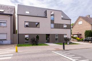 Stijlvol nieuwbouwappartement te huur in Tongerlo!<br /><br />In de Meulemanslaan 17 te Tongerlo bevindt zich dit kleinschalige nieuwbouwproject met slechts vijf appartementen, rustig gelegen met mooi zicht op het park.<br /><br />Het appartement combineert comfort en energiezuinigheid en beschikt over een lichtrijke leefruimte met open, volledig ingerichte keuken, slaapkamers, moderne badkamer, berging en apart toilet.<br /><br />Vanuit de leefruimte heb je toegang tot een ruim terras waar je in alle rust kan genieten van het groene uitzicht.<br /><br />Extra troeven zijn de privatieve berging en autostaanplaats.<br /><br />Kortom, een kwalitatief afgewerkt en instapklaar nieuwbouwappartement op een rustige ligging in Tongerlo.<br /><br />Vaste kosten: 95 euro: O<span>nderhoud tuin, gemene delen, elektriciteit en water gemene delen,…</span><br /><br />Bel ons op 014/95.37.50 of mail naar secretariaat@degroot-celen.be