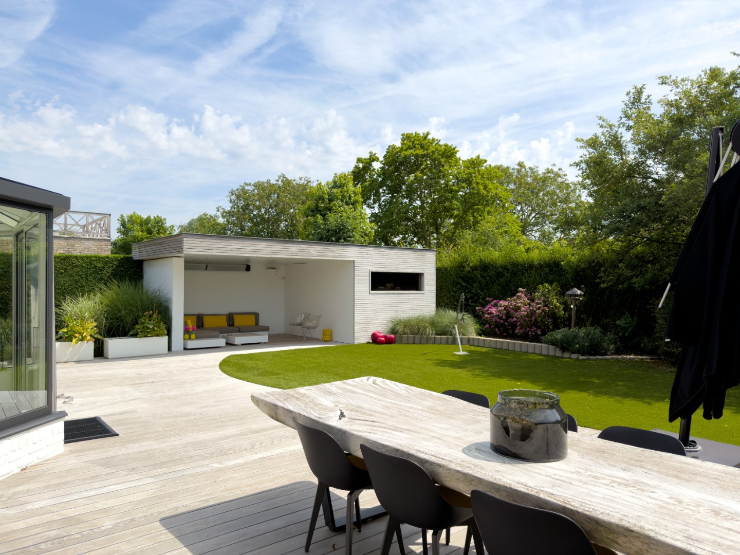 Une villa entièrement rénovée à l'architecture moderne, comprenant quatre chambres à coucher et un beau jardin ; située dans un quartier résidentiel calme, à distance de vélo du centre-ville de Knokke. - photo 2