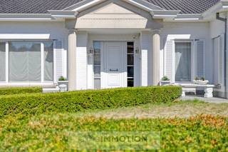 Op een toplocatie in Hoog Kortrijk vindt u deze charmante gelijkvloerse villa, gebouwd in de jaren ’70 en nog steeds bewoond door de eerste eigenaar.<br /><br />In de jaren 2000 werd de woning grondig en smaakvol gerenoveerd, met oog voor kwaliteit en detail.<br /><br />Op het gelijkvloers vindt  u een ruime inkomhal en een uiterst royale leefruimte met gashaard.<br />De volledig ingerichte keuken sluit naadloos aan op een praktische berging, een wasplaats en een inpandige garage.<br />Verder beschikt de villa over twee ruime slaapkamers, een badkamer met ligbad én douche, 2 toiletten én een privé-sauna.<br />Er is tevens een geïsoleerde zolder voor stockage.<br /><br />Aansluitend bevindt zich een tuin met tuinhuis en ruime zonnige terrassen.   <br /><br />Bent u op zoek naar een comfortabele, goed gelegen woning in een rustige buurt ?<br /><br />Dan is deze villa beslist een bezoek waard !<br /><br />Voor een persoonlijke afspraak of meer informatie kunt u rechtstreeks contact opnemen met Christophe op het nummer 0497 41 37 37 of stuur een mail naar christophe@immotion.be.