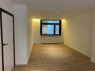 Deze charmante woning bevindt zich op een topligging in het centrum van Waregem. Alle faciliteiten zoals winkels, openbaar vervoer, station, ontspanning, enz. zijn op wandel- en fietsafstand. De woning combineert hedendaags wonen met ruimte tot in de nok!<br /><br />Indeling op het gelijkvloers:<br />- ruime inkomhal met trap en toegang tot de kelder<br />- grote leefruimte met laminaatvloer<br />- volledig ingerichte aparte keuken met keramische kookplaat, dampkap, oven, koelkast, spoelbak en vaatwasmachine<br />- berging/wasruimte: aansluitend aan de keuken.<br />- apart toilet met wastafel.<br /><br />Buiten geniet je van een gezellige stadstuin met achterliggende uitweg en een ruime berging/polyvalente ruimte.<br /><br />Op de eerste verdieping bevindt zich:<br />- nachthal op tussen verdiep met dressing<br />- ingerichte badkamer met ligbad, douche, lavabo en toilet<br />- 2 volwaardige slaapkamers.<br /><br />Op de dakverdieping is er een zeer ruime derde slaapkamer.<br /><br />De aparte garage is bereikbaar via de tuin of uitweg in de Putmanstraat naast de woning en dient bij gehuurd te worden aan 50 €/maand.<br /><br />Extra voorzieningen:<br />- Verlichtingsarmaturen<br />- CV op aardgas<br />- Waterverzachter<br />- Stads- en regenwater<br /><br />Beschikbaar vanaf 1/12/2026.
