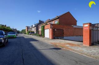 <p><span>In de vogeltjeswijk te Hoboken vinden we deze parkeerplaats. </span></p><p><span>Er zijn zes parkeerplaatsen beschikbaar, deze kunnen apart aangekocht worden (13.500 euro) of allemaal samen als perfecte investering.</span></p><p><span>Momenteel zijn deze parkeerplaatsen verhuurd.</span></p><p><span> </span></p><p><span>De parkeergarage is voorzien van een automatische poort met afstandbediening en een ruime inrit.</span></p><p><span> </span></p><p><span>Overstromingsgevoeligheid:</span></p><p><span>P-score (perceelscore): D</span></p><p><span>G-score (gebouwscore): A</span></p><p><span> </span></p><p><span>Voor een bezoek ter plaatse kan u ons contacteren op het nummer 03 449 42 41 of mail ons via hallo@habicom.be</span></p><p><span>Benieuwd naar de waarde van jouw woning?  Check het gratis op <span>www.watismijnhuiswaard.be</span></span></p><p><span> </span></p>