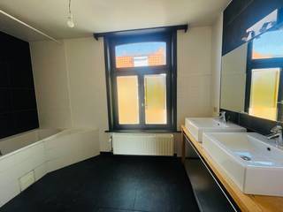 Assebroek, leuk ENERGIEZUINIG gezellig instapklaar woonhuis met 3 SLAAPKAMERS en tuintje<br />Omvat: Ruime lichtrijke living met PLANKENVLOEREN en open ingerichte keuken, uitgevend op tuintje met houten tuinberging.<br /> 1é Verd: overloop, mooie slaapkamer, grote badkamer met ligbad en dubbele lavabo, plaats voor wasmachine en droogkast.<br /> Dakverdiping , 2 slaapkamers.<br />Centrale verwarming met nieuwe condensatiebrander( 2025) op aardgas, dubbel glas.