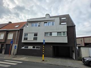 <p><span>Bezoeken kunnen niet telefonisch ingepland worden, huurprofiel is verplicht:</span></p><p><span>Klik op BEZOEK AANVRAGEN op onze website (www.immo-zone.be) en boek online uw afspraak in.</span></p><p><span>Visits cannot be scheduled by phone, a rental profile is required:</span></p><p><span>Click on REQUEST VISIT on our website (www.immo-zone.be) and book your appointment online.</span></p><p><span>Les visites ne peuvent pas être planifiées par téléphone, le profil de location est obligatoire:</span></p><p><span>Cliquez sur DEMANDER UNE VISITE sur notre site web (www.immo-zone.be) et réservez votre rendez-vous en ligne.</span></p><p><span> </span></p><p><span>Dit instapklare appartement bevindt zich aan de linkerzijde van de tweede verdieping van een kleinschalige residentie en geniet van een uitstekende ligging vlak bij het gezellige dorpscentrum en de veerboot richting de Kalkense Meersen.</span></p><p><span>Via de inkomhal met apart toilet en lavabo bereikt u de ruime en aangename leefruimte met aansluitend terras. De open keuken is volledig ingericht en uitgerust met een vaatwasser, keramische kookplaat, dampkap, oven en koelkast.</span></p><p><span>Het appartement beschikt verder over één volwaardige slaapkamer en een ingerichte badkamer met ligbad, douchescherm en lavabomeubel. De open mezzanine op de bovenverdieping zorgt voor een aangenaam loftgevoel en kan perfect worden ingericht als tweede slaapkamer, bureau of hobbyruimte.</span></p><p><span>Een afgesloten garage en een private autostaanplaats zijn inbegrepen. Het appartement wordt instapklaar aangeboden, inclusief schilderwerken en verlichtingsarmaturen.</span></p><p><span>Centrale verwarming op gas en ramen met dubbele beglazing. Er is geen lift aanwezig.</span></p><p><span>EPC-label B: 146 kWh/m² per jaar.</span></p><p><span>Gemeenschappelijke kosten: 50 euro per maand.</span></p><p><span>Beschikbaar vanaf 15 oktober.</span></p><p><span> </span></p>
