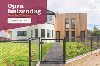 <br /><strong>Kom langs tijdens onze openhuizendag op 27 juni tussen 10:00 - 14:00 uur en ontdek wat deze woning te bieden heeft!</strong><br /><br />Dit karaktervolle gebouw werd volledig vernieuwd en omvat slechts twee appartementen, elk met het gevoel van een volwaardige woning dankzij de ruime indeling, een private inkom en een royale privatieve tuin.<br /><br />Op de eerste verdieping verwelkomt een lichtrijke leefruimte je, met directe toegang tot het gezellige terras.<br />Aansluitend beschikt de woning over een volledig uitgeruste keuken, afgewerkt met een natuurstenen werkblad en moderne toestellen.<br />Twee slaapkamers van 17m² en 18m² bevinden zich op dezelfde verdieping, samen met een stijlvolle badkamer met inloopdouche, bad, dubbele wastafel en toilet.<br /><br />Op de tweede verdieping wacht een uitzonderlijk grote slaapkamer van 27 m², perfect als masterbedroom, bureauruimte of hobbykamer.<br /><br />Via het terras aan de leefruimte daalt een trap af naar de aangelegde tuin van maar liefs<span>t 220 m². D</span>e buitenruimte omvat een tweede terras, is volledig omheind en voorzien van haagbeplanting die de nodige privacy garandeert. Een ruime tuinberging en parkeergelegenheid voor twee wagens maken het geheel compleet.<br /><br />Ook op vlak van energieprestaties scoort deze woning uitstekend. Dankzij de zonnepanelen, warmtepomp, vloerverwarming en ventilatiesysteem geniet u van een bijzonder energiezuinige woning.<br />Bovendien zijn de slaapkamers uitgerust met individuele airconditioningstoestellen die zowel kunnen koelen als verwarmen, waardoor een aangename temperatuur in elk seizoen gegarandeerd is.<br /><br /><strong>Troeven op een rij</strong>
<ul>
<li><span>Energiezuinig</span></li>
<li><span>Zonnige, aangelegde tuin met 2 terrassen en tuinberging</span></li>
<li><span>3 slaapkamers</span></li>
<li><span>Volledig afgewerkt</span></li>
<li><span>Verkoop onder registratierechten</span></li>
</ul>
<br /><strong>Nieuwsgierig? Neem snel contact met ons op voor meer informatie of een bezoek ter plaatse: info@sublimmo.be of 014 84 83 69.</strong><br />