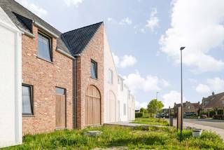 Deze energiezuinige gesloten nieuwbouwwoning in landelijke bouwstijl werd reeds wind-waterdicht opgebouwd en wordt binnenin verder kwalitatief afgewerkt door Dumobil Woonprojecten naar wens van de koper. Deze woning (lot 45) heeft een perceeloppervlakte van 270 m² en een noordwestelijk georiënteerde tuin waardoor je kan genieten van een avondzonnetje in de tuin.<br /><br />Via de inkomhal kom je terecht in een open leefruimte met salon, eethoek, bureau en open keuken. Er is een aparte wasplaats en gastentoilet. Op de eerste verdieping zijn er 4 slaapkamers, nog een toilet, berging en een badkamer met dubbele wastafel, douche én bad. Met een vaste trap kom je op de zolderruimte die dienst kan doen als extra kamer. Er is een inpandige garage, een aangelegde voortuin en tuin met terras. Geniet daarbij van de nieuwste technieken, waaronder de geothermische warmtepomp, zonnepanelen en vloerverwarming om te verwarmen in de winter en te verkoelen in de zomer. Deze woning krijgt dan ook energielabel A.<br /><br />Deze all-inprijs excl. kosten omvat een volledig afgewerkte, instapklare woning met álle voorzieningen en omgevingswerken inbegrepen. De totale kostprijs inclusief wettelijke kosten waaronder registratierechten, btw, notariskosten en aansluitingskosten kan je eenvoudig bekijken op onze <u><strong>website</strong></u>: <u><strong>dumobil.be/nl/woonprojecten/projecten/meulebeke-steenstraat-kapellestraat</strong></u> En/of contacteer onze bouwadviseur Sam Borrey voor meer info: 0483/21.01.33 | sam@dumobil.be<br /><br />Vraag vrijblijvend verdere info aan bouwadviseur Sam: <strong>sam@dumobil.be</strong> | <strong>0483 210 133</strong>