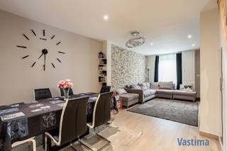 Ben je op zoek naar een woning waar je zó kan intrekken? Dan is deze prachtig en totaal gerenoveerde woning precies wat je zoekt.<br /><br />Alles werd met oog voor kwaliteit en comfort vernieuwd, waardoor je hier zorgeloos kan wonen vanaf dag één. Deze woning ademt warmte en is perfect geschikt voor starters én gezinnen die op zoek zijn naar een echte thuis, zonder nog te moeten verbouwen.<br /><br />Totaalrenovatie in 2020 - 2024 / EPC B - 125 kwh / Asbestveilig / Muurisolatie / CV op aardgas / Dubbel - Driedubbel glas / Elektriciteit conform / Inbouwspots / Zeer onderhoudsvriendelijke tuin / 3 afgesloten parkeerplaatsen én garage / Beperkt KI 431 EUR (!)<br /><br />Binnenin word je verwelkomd in een gezellige leefruimte die naadloos overgaat in de recent geïnstalleerde, volledig uitgeruste keuken. Aansluitend is er een praktische berghoek, ideaal voor extra opslag en huishoudtoestellen. Op het gelijkvloers vind je bovendien een ruime badkamer met bad, douche, toilet en dubbele lavabo, én een eerste volwaardige slaapkamer. Deze slaapkamer (22 m²) kan perfect omgevormd worden tot extra leefruimte of aangewend worden voor kangoeroe- of zorgwonen.<br /><br />Op de eerste verdieping bevinden zich nog 2 comfortabele slaapkamers, een aparte toiletruimte en een nachthal. Via een vaste trap bereik je de tweede verdieping, waar de 4de slaapkamer is ingericht met maatwerkkasten en een vernieuwd Veluxraam met verduistering. Elke ruimte is afgewerkt met inbouwspots en straalt hedendaags wooncomfort uit.<br /><br />Ook buiten is het puur genieten. De woning beschikt over een grote, volledig afgesloten en onderhoudsvriendelijke tuin met veranda, terras, graszone en gezellige overdekte zithoek. Hier heb je werkelijk alles om te ontspannen, te spelen met de kinderen of lange zomeravonden te beleven met familie en vrienden. Dankzij de slimme aanleg blijft de tuin makkelijk in onderhoud, zonder in te boeten aan charme.<br /><br />Parkeren vormt hier geen enkel probleem: je beschikt over parkeermogelijkheden<strong> </strong>op eigen terrein én een garage achteraan de woning. Rust, ruimte en comfort komen hier perfect samen.<br /><br />Ben jij op zoek naar een instapklare gezinswoning, een prachtige tuin en uitstekende parkeermogelijkheden? Dan is dit jouw kans. Wacht niet langer en vraag vandaag nog je bezoek aan – deze woning wil je absoluut niet missen!