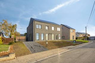 Deze halfopen bebouwing vinden we terug te Linter, rustig gelegen in het groen. De woning wordt volledig instapklaar afgewerkt en beschikt over alle comfort.<br /><br />De inkomhal van de woning biedt toegang tot het apart toilet, alsook tot de zithoek. Deze beschikt over een open keuken met eethoek, en geeft toegang tot de trap naar de eerste verdieping. Ook bevindt zich op de gelijkvloers nog een berging waar de technieken ook terug te vinden zijn.<br /><br />Op de eerste verdieping kan je via de nachthal de 3 slaapkamers, de berging en de badkamer, uitgerust met douche, toilet en lavabo, betreden. De tuin wordt volledig aangelegd en omheind. Daarnaast wordt ook de oprit en het terras aangelegd.<br /><br />Heb jij interesse in een nieuwbouwwoning met EPC label A+ in een rustige omgeving? Aarzel niet om ons te contacteren!<br /><br />Bestuursmaatregelen in het maatregelenregister: nee