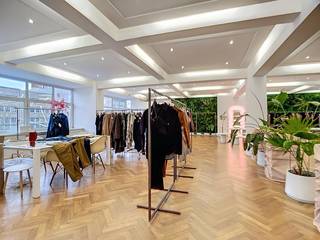 Het gebouw beschikt over drie beschikbare units van telkens 420 m². Verdiepingen 2 en 3 kunnen desgewenst gecombineerd worden gehuurd (840m²).<br /><br />Het pand bevindt zich op slechts 100 meter van het bruisende Eilandje. De bereikbaarheid is uitstekend via de E19 (afritten Borgerhout en Wilrijk). Openbaar vervoer is vlakbij met een bushalte op 30 meter (lijn 17) en een deelfietsstation op 150 meter. Er zijn 1 à 2 autostaanplaatsen voorzien, met bovendien de mogelijkheid om extra parkeerplaatsen in de nabije omgeving bij te huren. Het pand wordt instapklaar opgeleverd. Tal van restaurants en cafés bevinden zich om de hoek en een Albert Heijn ligt op slechts 200 meter. <br /><br />Meer info of een bezoek? Neem dan snel contact op!