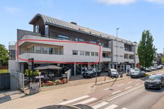 Dit appartement (95m² ) (Residentie Myosotis) is gelegen in het centrum van Lochristi en bevindt zich op wandelafstand van winkels, scholen en bushalte.<br />Het ruime appartement omvat living met open ingerichte keuken en toegang tot het omringende balkon. Daarnaast biedt dit lichtrijke appartement een inkomhal, 2 slaapkamers, badkamer met ligbad en dubbele lavabo, apart toilet en berging. <br />Verder is een autostaanplaats en een kelderberging aanwezig.<br /><br />Huurprijs:1150,00€/mnd + 25,00€ alg kosten/mnd = 1175,00€/mnd.<br />Onmiddellijk beschikbaar. <br />Interesse in dit appartement? Mail ons met uw naam EN telefoonnummer (info@loimmo.be).<br />Wij contacteren u, GEEN telefonische afspraken!
