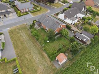 In de Oude Kortrijkstraat te Ieper vinden we deze vrijstaande woning.Deze woning geniet van landelijke verzichten op een perceel van 689 m² en een ruime bewoonbare oppervlakte van 232 m².Indeling:V-1: Kelder en toegang tot een kruipkelder die zich onder de gehele woning bevindtGLV: Inkomhal - leefruimte met veel lichtinval en toegang naar de veranda - keuken met aansluitende keukenberging - inpandige garage met sectionale poort en motor - hal - 3 kamers - badkamer - apart toiletV+1: nachthal - 2 aparte zolderruimtes - 2 kamersExtra's:* EPC: D (geen renovatieverplichting)* Dak veranda venrieuwd in 2020* Vloer vernieuwd in 2024* Regenput aanwezig van 4000 liter* Dakgoten vernieuwd in 2016* Vloer vernieuwd in 2014* Nieuwe CV-ketel in 2021