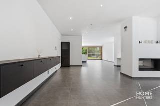 Wie op zoek is naar ruimte, rust en een woning waar je meteen kunt intrekken, is hier aan het juiste adres. Deze instapklare woning geniet van een aangename landelijke ligging en combineert een ruime woonbeleving met vier slaapkamers, een garage en een gezellige tuin.<br /><br />Een absolute blikvanger is de zeer ruime leefruimte met open keuken. Dankzij de open indeling ontstaat er een aangename en lichtrijke leefomgeving met volop ruimte voor zowel een gezellige zithoek als een grote eettafel. Vanuit de keuken geniet je bovendien van een mooi zicht op de tuin, wat zorgt voor een aangename verbinding tussen binnen en buiten.<br /><br />Verder beschikt de woning over vier volwaardige slaapkamers, waarvan één slaapkamer voorzien is van een eigen dakterras. Een fijne extra plek om in alle rust van de buitenlucht te genieten.<br /><br />De badkamer is uitgerust met zowel een ligbad als een aparte douche. Daarnaast zijn er een praktische wasberging en een afzonderlijk toilet aanwezig.<br /><br />Ook aan bergruimte is er geen gebrek. De woning beschikt over een garage en in de tuin bevindt zich nog een extra tuinberging, ideaal voor fietsen, tuinmateriaal of andere spullen.<br /><br />Buiten geniet je van een aangename tuin in een rustige, landelijke omgeving. De combinatie van veel leefruimte, vier slaapkamers en een instapklare afwerking maakt deze woning bijzonder geschikt voor gezinnen die comfortabel en rustig willen wonen.