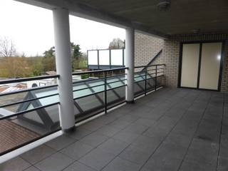 Appartement met 2 slaapkamers en ruim overdekt terras in centrum van Walem (Mechelen). Tevens voorzien van elektrische rolluiken.