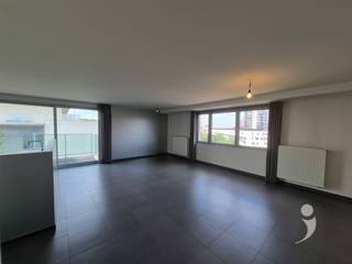 <p><span>Appartement dans le centre de Louvain avec de belles finitions.</span></p><p><span>La propriété est facilement accessible par l'ascenseur et par une cage d'escalier.</span></p><p><span>Cet appartement dispose d'un hall d'entrée spacieux qui se connecte directement au hall de nuit et à l'espace de vie.</span></p><p><span>Il y a un grand espace de vie lumineux qui donne sur une très grande terrasse ensoleillée. </span></p><p><span>Cet espace de vie se prolonge par une belle cuisine avec un grand îlot, d'énormes espaces de rangement grâce aux nombreux placards et des appareils électroménagers de qualité. (plaque de cuisson, four avec fonction vapeur, four combiné, hotte aspirante, réfrigérateur)</span></p><p><span>Deux chambres spacieuses sont équipées de fenêtres à isolation phonique supplémentaire pour plus de confort.</span></p><p><span>La salle de bains est équipée d'une grande douche à l'italienne et d'un double lavabo.</span></p><p><span>Des toilettes séparées se trouvent dans le couloir. Il y a également un local technique avec une buanderie et un espace de stockage supplémentaire.</span></p><p><span>Il y a également un parking souterrain pour une voiture et un vélo dans le local à vélos commun.</span></p><p><span> </span></p><p><span>Cet appartement a un très bon EPC et est donc agréablement économe en énergie.</span></p><p><span>L'appartement est déjà équipé de beaux éclairages et de rideaux.</span></p><p><span>Disponible à partir du 1er septembre pour les </span><span>baux à long terme </span><span>( 3+ ans ) </span></p><p><span>Malheureusement, cet appartement</span><span> n'</span><span>est</span><span> PAS disponible pour les étudiants ou les colocations. </span></p><p><span> </span></p><p><span>Intéressé(e) ? Demandez votre visite via notre site web !</span></p><p><span> </span></p><p><span> </span></p><p><span> </span></p><p><span> </span></p>