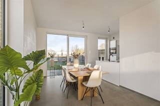 Prijs inclusief registratierechten en BTWWelkom in deze charmante woning in het hart van Bavikhove, een ideale plek voor gezinnen die op zoek zijn naar comfort en stijl. Deze woning biedt een brutowoonoppervlakte van 135m² en is gebouwd op een perceel van 170m². Binnen vindt u drie ruime slaapkamers, perfect voor een groeiend gezin. De moderne badkamer is elegant afgewerkt en heeft grote raampartijen die zorgen voor een overvloed aan natuurlijk licht.De open leefruimte ademt een uitnodigende sfeer met een naadloze verbinding tussen de woonkamer en de eetkamer, wat zorgt voor een ideale omgeving om te ontspannen of te entertainen. De keuken is strak en functioneel, voorzien van kwalitatieve toestellen en voldoende opbergruimte.De gezellige tuin is perfect om te genieten van zonnige dagen in alle privacy. Achteraan de verkaveling is een garagebox inbegrepen in deze aankoop!Dankzij de uitstekende locatie heeft u gemakkelijk toegang tot lokale voorzieningen, scholen en openbaar vervoer. Deze woning is een unieke kans voor iedereen die op zoek is naar een moderne en comfortabele thuis. Kom snel zelf een kijkje nemen en ontdek de mogelijkheden!