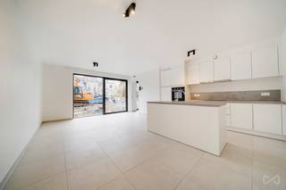 Mail: rent.brussels@weinvest.be Tel: 02/3155173We Invest is proud to present this charming terraced house, located in the heart of the Mench...