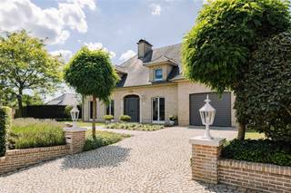 BRAKEL - Bent u op zoek naar een elegante en hoogwaardig afgewerkte villa in het landelijke Brakel.Dan is dit pand misschien wel wat u zoekt! De...