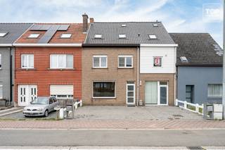 In Melle vinden we deze verzorgde gesloten bebouwing terug. De woning is asbestveilig verklaard en de elektrische installatie is conform. Dankzij het opfrissingswerk is deze woning helemaal instapklaar: u hoeft enkel uw meubels binnen te brengen.<br />Met 4 slaapkamers, 2 badkamers en 3 toiletten biedt dit huis ruim voldoende comfort voor een groot gezin . De indeling zorgt voor voldoende privacy tussen de verschillende leefruimtes.<br />Buiten geniet u van een oprit met parkeergelegenheid en een aangename tuin die uitgeeft op een open zicht naar achteren — een echte troef voor wie houdt van rust en ruimte zonder inkijk. Het EPC-label C toont aan dat deze woning energetisch reeds op een goed niveau zit.<br />Een instapklare woning met deze combinatie van slaapkamers, sanitaire voorzieningen én een tuin met open zicht is niet vaak te vinden. <br /><br />Beschikbaar bij akte<br /><br />Interesse? Contacteer Top Vastgoed voor een bezoek.
