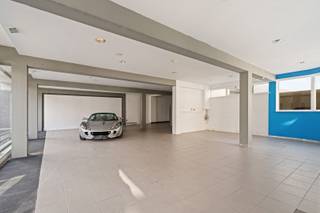 Ben je op zoek naar een showroom, handelspand of magazijn op een verbindingsweg met maximale visibiliteit en 17m straatbreedte?...