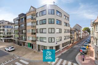 Op een uitstekende en zeer zichtbare hoekligging aan de Knokkestraat in Heist-aan-Zee bevindt zich dit verzorgd en veelzijdig handelspand. Dankzij de ruime raampartijen geniet het pand van een uitstekende visibiliteit en veel natuurlijke lichtinval.<br /><br />Bij het betreden van het pand komt u in een ruime en lichtrijke handelsruimte, die dankzij haar open karakter tal van mogelijkheden biedt voor onder meer winkel, kantoor, vrij beroep, dienstverlening of showroom. Vanuit de handelsruimte is er een rechtstreekse verbinding met een tweede polyvalente ruimte, eveneens ruim opgevat en geschikt als bijkomende handels-, kantoor- of werkruimte. Aansluitend bevindt zich een praktische keuken.<br /><br />Een bijzondere troef is de zeer ruime kelderverdieping, rechtstreeks bereikbaar vanuit het handelspand. Deze biedt niet alleen bijzonder veel opslagmogelijkheden, maar kan eveneens dienstdoen als archiefruimte, stockageruimte of bijkomende werkruimte.<br /><br />Het handelspand werd verzorgd afgewerkt en beschikt over grote raampartijen, een functionele indeling en EPC-label B. De combinatie van de hoekligging, zichtbaarheid en verschillende bruikbare ruimtes maakt dit een interessant pand voor uiteenlopende professionele activiteiten.<br /><br />De ligging in het centrum van Heist, nabij handelszaken en andere voorzieningen, vormt een bijkomende troef. Op de foto's is bovendien duidelijk de vernieuwde publieke ruimte in de onmiddellijke omgeving zichtbaar.<br /><br />Troeven: uitstekende zicht- en hoekligging – ruime handelsruimte – tweede polyvalente ruimte – keuken – zeer ruime bruikbare kelder – veel lichtinval – veelzijdige commerciële mogelijkheden – EPC B.<br /><br />Meer info of een bezoek inplannen? Contacteer DRL Vastgoed, 050 65 95 95 of info@drlvastgoed.be