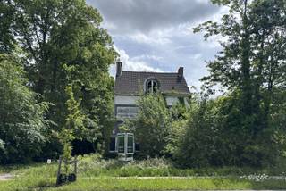 Het betreft een grond geschikt voor het realiseren van een nieuwbouwproject met 6 wooneenheden. <br /><br />Bouwvoorschriften in bijlage.