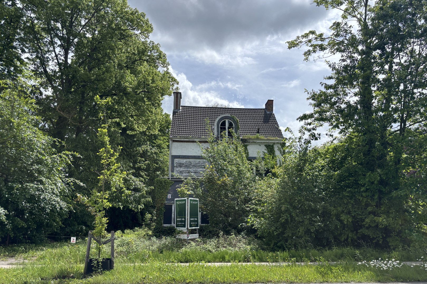 Het betreft een grond geschikt voor het realiseren van een nieuwbouwproject met 6 wooneenheden. Bouwvoorschriften in bijlage.
