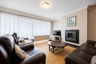 Spreekt een ruim appartement in een goed onderhouden gebouw u aan? Hecht u veel belang aan een vlotte verbinding met het stadscentrum, maar ook aan rust en een groene omgeving? Dan is dit eigendom de perfecte match voor u! Dit appartement van 109m², gelegen op de tweede verdieping, beschikt over twee slaapkamers, twee terrassen, een privatieve kelderberging en een optioneel aan te kopen garagebox.<br /><br />Indeling<br />Bij binnenkomst komt u terecht in de ruime inkomhal, die toegang biedt tot alle vertrekken. De lichtrijke woonkamer (42m²) is afgewerkt met een prachtige blokjesparket. De aparte keuken (10m²) is voorzien van alle nodige toestellen en biedt voldoende kastruimte. Aansluitend bevindt zich een praktische berging met de verwarmingsketel.<br />Verder beschikt het appartement over twee ruime slaapkamers (17m² en 12m²). De badkamer (6m²) is uitgerust met een inloopdouche, wastafel en toilet. Daarnaast is er een apart gastentoilet en een berging met ingemaakte kasten (6m²).<br />Het appartement beschikt over twee terrassen (8m²). Het eerste bereikt u via de woonkamer, het tweede, westgericht, via beide slaapkamers (9m²).<br />Verder beschikt het appartement over een privatieve kelderberging (D2), een gemeenschappelijke fietsenstalling en de mogelijkheid om garagebox nr. 62 op het gelijkvloers aan te kopen voor € 30.000.<br /><br />Ligging<br />Het gebouw bevindt zich in een rustige woonomgeving, met winkels, een bakker, slager, apotheek en artsen op wandelafstand. Vlak voor de deur stopt tram 5 (momenteel tijdelijk tram A9), waarmee u in ongeveer 20 minuten het historische centrum van Antwerpen bereikt. Ook de Bremweide, het Ertbruggebos en het Rivierenhof bevinden zich vlakbij.<br /><br />Pluspunten<br />- Ruim appartement van 109m²<br />- EPC-label B<br />- Elektrische installatie conform tot 2038<br />- Mogelijkheid tot aankoop garagebox<br />- Zeer goed onderhouden gebouw<br /><br />Klinkt dit appartement als uw toekomstige thuis? Bel dan snel One vastgoed via 03 360 85 30!