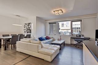 <p><span>Gelijkvloers appartement met tuin</span></p><p><span> </span></p><p><span>Bent u op zoek naar een gelijkvloers appartement met grote tuin? Lees dan zeker verder!</span></p><p><span> </span></p><p><span>Het appartement is gelegen in Borgerhout, vlakbij voorzieningen zoals: invalswegen, openbaar vervoer, winkels en supermarkten, scholen, parken, restaurants enzovoort. </span></p><p><span> </span></p><p><span>U wordt verwelkomd in de inkomhal met vervolgens de ruime woonkamer met open keuken, een zitgedeelte en een eetgedeelte. </span></p><p><span> </span></p><p><span>Hiernaast heeft het appartement twee volwaardige slaapkamers, een badkamer met bad en een apart toilet. Er is ook een praktische bergruimte voor een wasmachine en droogkast te voorzien. </span></p><p><span> </span></p><p><span>Dé troef? Het appartement heeft een tuin van wel 200m², waar u volop kan genieten van de buitenruimte. </span></p><p><span> </span></p><p><span>Wenst u graag een afspraak? Contracteer <span>info@reant.be</span></span><span> en 03 283 06 06</span></p>