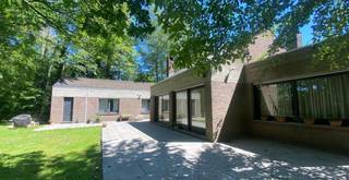 Bent u op zoek naar een woning met karakter, ruimte en een uitzonderlijke ligging? Dan is deze villa in Kampenhout absoluut een bezoek waard.<br />Gelegen recht tegenover het prachtige natuurreservaat Het Torfbroek – Ter Bronnen, bevindt deze eigendom zich op een royaal perceel van meer dan 20 are in woonparkgebied. Hier geniet u dagelijks van rust, privacy en een ongeëvenaard groen uitzicht.<br />De woning is volledig gelijkvloers en biedt een bijzonder aangenaam wooncomfort. De ruime en lichtrijke leefruimte met grote raampartijen vormt het hart van de woning en creëert een prachtige connectie met de tuin en de omliggende natuur.<br />Verder beschikt de woning over:<br />4 volwaardige slaapkamers<br />2 badkamers<br />Volledig uitgeruste keuken<br />Ruime inkomhal met vestiaire en gastentoilet<br />Praktische wasplaats<br />Inpandige garage<br />Kruipkelder en ruime bergzolder<br />Buiten geniet u van een aangenaam terras, een mooi aangelegde tuin en ruime parkeermogelijkheden.<br />✨ De woning bevindt zich in prima onderhouden staat en mits een stijlupdate, kan ze volledig aangepast te worden aan hedendaagse woonwensen.<br />👉 Geen renovatieplicht, wat deze eigendom extra interessant maakt.<br />Deze villa is de perfecte opportuniteit voor wie op zoek is naar een kwalitatieve woning met potentieel, op een zeldzame toplocatie in het groen.<br /><br />📍 Locatie<br />Rustig en residentieel gelegen in Kampenhout, met een uitstekende verbinding naar Leuven, Brussel en belangrijke invalswegen. Nabij winkels, scholen en openbaar vervoer.<br /><br />🔑 Interesse?<br />Laat deze unieke kans niet voorbijgaan.<br />Contacteer ons vandaag nog voor een bezoek en ontdek zelf de troeven van deze bijzondere eigendom.<br />📞 Plan uw afspraak en laat u verrassen door de ruimte, het licht en de ligging.