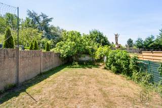 Te koop: Instapklare womet 4 slk en zonnige tuin in Moeskroen
In een gegeerde woonwijk in Moeskroen bevindt zich deze ruime en instapklare woning, waar comfort, licht en functionaliteit perfect samenkomen.
Wat maakt dit pand uniek?
Op het gelijkvloers geniet u van een lichtrijke leefruimte met gezellige zit- en eetplaats, een volledig uitgeruste keuken met eethoek en zicht op de tuin, een inkomhal met vestiaire en een apart gastentoilet. De eerste verdieping omvat drie slaapkamers, een bureau en een volledig uitgeruste badkamer met ligbad, inloopdouche en toilet. Op de tweede verdieping bevindt zich een ruime masterbedroom met een eigen douchekamer en apart toilet. De woning is volledig onderkelderd en biedt tal van mogelijkheden.
Buiten geniet u van een volledig omheinde tuin, een zonnig terras en twee private parkeerplaatsen aan de voorzijde.
Technisch is de woning uitgerust met centrale verwarming op aardgas, een pelletkachel, PVC-ramen met dubbele beglazing, rolluiken en een geïsoleerd dak.
Voor wie is dit ideaal?
Ideaal voor mensen die op zoek zijn naar een ruime, instapklare woning met 4 slaapkamers, tuin en alle comfort in een rustige omgeving.
Te koop via Immo Beguin, jouw vastgoedexpert sinds 2009, met kantoren in Ronse, Waregem, Kortrijk, Deinze, Doornik en Lessines.
Bezoek of meer info via benjamin@immobeguin.be