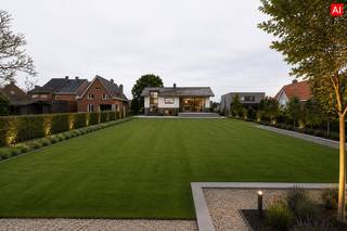Deze KARAKTERVOLLE architectenwoning is gelegen te Meulebeke met name in de Astridlaan18 op een perceel grond van 1.210 m² en met een bewoonbare oppervlakte van 236m². De woning is een ontwerp is van architect Georges Vandenbussche (Konstrukto). Vandenbussche geldt als een van de belangrijkste vertegenwoordigers van de naoorlogse modernistische woonarchitectuur in Vlaanderen. Zijn eigen woning in Aarsele/Tielt werd zelfs beschermd als monument vanwege haar architecturale en historische waarde.<br /><br />PLUSPUNTEN:<br />* UNIEKE EN TIJDLOZE UITSTRALING<br />* DOORDACHTE INDELING<br />* RUIM PERCEEL (1.210m²)<br />* VOLLEDIG ONDERKELDERD (72m²)<br /><br />INTERIEUR:<br />Bij het betreden van de woning kom je in de inkomhal, die toegang biedt tot een ruime slaapkamer en de badkamer. Op de verdieping bevindt zich de lichtrijke leefruimte, waar de grote raampartijen zorgen voor een aangename en open sfeer. Aansluitend vind je de volledig ingerichte keuken.<br />Via enkele treden bereik je nog 2 ruime slaapkamers en een apart toilet.<br />De woning is volledig onderkelderd en beschikt over diverse technische ruimtes. Bovendien is er binnen parkeergelegenheid voorzien voor 2 wagens.<br /><br />EXTERIEUR:<br />De woning bevindt zich op een ruim perceel en geniet achteraan van een rustige, aangename tuin. Daarnaast is er ook een gezellig terras waar je in alle rust kan genieten van het buitenleven.
