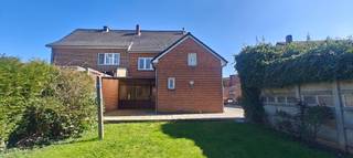 <p><span>Charmante halfopen woning met uitzonderlijk ruime tuin in Maasmechelen (Boorsem)</span></p><p><span>Deze karaktervolle halfopen bebouwing uit 1955 biedt een uitstekende basis voor wie op zoek is naar ruimte, rust en mogelijkheden. De woning is gelegen op een perceel van maar liefst </span><span>14a02ca</span><span> en beschikt over een bewoonbare oppervlakte van circa 145 m².</span></p><p><span>Via de inkomhal betreedt u het gelijkvloers, waar u wordt verwelkomd in een ruime leefruimte. Aansluitend vindt u de keuken, een praktische berging en een apart gastentoilet.<br />Op de bovenverdieping bevinden zich drie volwaardige slaapkamers en een badkamer. Verder beschikt de woning over een kleine kelder en een aparte garage.</span></p><p><span>Achteraan geniet u van een aangenaam terras met een prachtig open zicht op de uitzonderlijk ruime tuin een absolute troef voor tuinliefhebbers, gezinnen of iedereen die graag buiten vertoeft. Vooraan is er bovendien ruime parkeergelegenheid.</span></p><p><span>De woning wordt verwarmd via verwarming op mazout, en de elektrische installatie is niet conform.</span></p><p><span>Gelegen in het charmante Maasdorp Boorsem, combineert deze woning een rustige, groene omgeving met een vlotte bereikbaarheid. Zowel autosnelwegen als het Nationaal Park Hoge Kempen bevinden zich in de directe nabijheid.</span></p><p><span>Een woning boordevol potentieel op een uitstekende ligging!</span></p><p><span> </span></p><p><span>“Dit pand kan onderhevig zijn aan de renovatieverplichting die door de Vlaamse overheid wordt opgelegd voor residentiële gebouwen. Consulteer voor meer informatie de website van het Vlaams Energie- en Klimaatagentschap via <span>https://www.energiesparen.be/renovatieverplichting-residenti%C3%ABle-gebouwen-2023</span></span><span>”</span></p><p><span> </span></p><p><span>Meer info of graag een bezichtiging? Neem contact op met Iris via Carolien<span>@jemar.be</span></span><span> of 0484357067.</span></p><p><span> </span></p><p><span> </span></p><p><span> </span></p>