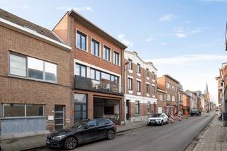 Zéér gunstig gelegen magazijn, bestaande uit : Gelijkvloers : Magazijnruimte ca. 1.015m² geschikt als opslag, voor productie of autostaanplaatsen...