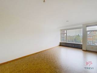 UCCLE – Close to Wolvendael Park and all amenities (public transport and shops), a lovely one-bedroom flat of approx. 64m² on the first floor of...