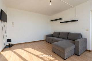 <p><span>Op een zeer centrale ligging nabij het hart van het historisch centrum van Gent bevindt zich dit lichtrijke en ruime appartement met 3 slaapkamers. Ideaal voor wie op zoek is naar een investering, een eigen woonst met potentieel of een woonplek voor studerende kinderen.</span></p><p><span>Dankzij de gunstige ligging op wandel- en fietsafstand van het station Gent-Dampoort, winkels, ontspanningsmogelijkheden en het historisch centrum geniet je van de combinatie tussen een aangenaam wooncomfort en een uitstekende bereikbaarheid.</span></p><hr /><p><span>Via de gemeenschappelijke inkomhal, voorzien van een lift, betreed je de privatieve inkomhal van het appartement. Aansluitend bevindt zich de ruime en lichtrijke leefruimte. De grote raampartijen met HR+ beglazing geven de ruimte een open en aangenaam gevoel. Er is voldoende plaats voor zowel een gezellige zithoek als een volwaardige eethoek. Vanuit de leefruimte heb je toegang tot het ruime zonneterras met een bijzonder uitzicht. Hier geniet u van een moment buiten, midden in de levendige stadsomgeving.</span></p><hr /><p><span>De volledig vernieuwde keuken, nabij de leefruimte, biedt een aangename ruimte om te koken. Ze is uitgerust met de nodige toestellen en beschikt over veel kastruimte, zodat u alles voor het dagelijkse gebruik gemakkelijk kunt opbergen.</span></p><p><span>Centraal bevindt zich de badkamer, uitgerust met een ligbad en een lavabo. Daarnaast beschikt het appartement over 3 ruime slaapkamers met grote raampartijen en veel natuurlijk licht. Wie niet alle slaapkamers nodig heeft, kan er bijvoorbeeld een bureau of hobbyruimte van maken.</span></p><hr /><p><span>Dankzij de centrale ligging, de vernieuwde keuken, de 3 slaapkamers en het ruime terras vormt dit appartement een mooie opportuniteit voor starters, investeerders en ouders van studerende kinderen. De combinatie van binnenruimte en buitenruimte is ---een extra troef voor wie graag dicht bij alles woont.</span></p><p><span>Bij Woonhoek Vastgoed begeleiden we u graag met aandacht en inzicht. Benieuwd wat dit appartement voor uw toekomst kan betekenen?</span></p><p><span>Vraag uw bezoek eenvoudig online aan, telefonisch via 09 310 77 07 of via mail naar </span><span>info@woonhoekvastgoed.be</span><span>.</span></p>