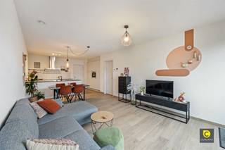 <p><span>Beautiful and modern apartment in Geel! This stylishly furnished 89m² apartment offers the perfect balance between comfort and timeless design.</span></p><p><span> </span></p><p><span>The open living and working area is a true highlight. With its spacious layout and plenty of natural light, this space creates an inviting atmosphere for everyday living and relaxation. The modern kitchen with gray countertops, white cabinets and premium appliances seamlessly connects to the dining area and living room. Add to that the beautiful view of the patio and you understand why this space is so appealing.</span></p><p><span> </span></p><p><span>The two bedrooms are both generous in size. The master bedroom is finished with a subtle green accent wall and plenty of natural light via window, while the second bedroom lends itself perfectly to an office or guest room. Both rooms have access to an excellent built-in closet with plenty of storage space.</span></p><p><span> </span></p><p><span>The bathroom is modernly laid out with gray tiles, a practical shower stall and a stylish built-in sink. All the details exude beauty and functionality.</span></p><p><span> </span></p><p><span>The apartment also offers its own private patio with green garden and paved terrace, perfect for outdoor relaxation. The enclosed garage offers secure storage and convenience.</span></p><p><span> </span></p><p><span>With wood floors, modern lighting and a very thoughtful layout, this entire apartment feels like a home away from home where you will love to be. Come and discover your new home in Geel.</span></p>