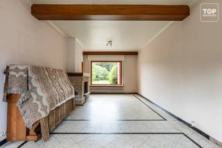 Te renoveren halfopen bebouwing met 3 slaapkamers, garage en ruime tuin op perceel van +-600 m²<br /><br />Deze halfopen bebouwing is gelegen in een rustige en centrale omgeving van Wondelgem en biedt tal van mogelijkheden voor wie op zoek is naar een woning die volledig naar eigen smaak kan worden gerenoveerd.<br /><br />Met de wagen bereik je op minder dan 5 minuten de R4, met een vlotte aansluiting naar de verschillende invalswegen van Gent. Het centrum van Wondelgem bevindt zich op wandel- en fietsafstand. Hier vind je diverse winkels, supermarkten, scholen en horecazaken. Ook Gent-centrum is vlot bereikbaar met het openbaar vervoer en met de fiets sta je in minder dan 15 minuten in het centrum van Gent. Een ideale combinatie van rustig wonen en toch alle voorzieningen binnen handbereik.<br /><br />Bij het binnenkomen kom je in een ruime inkomhal die toegang geeft tot de verschillende leefruimtes. De woonkamer geniet dankzij de grote ramen van een aangename lichtinval en biedt rechtstreeks zicht op de tuin. Aansluitend bevindt zich de keuken, met daarachter toegang tot de kelder, die extra bergruimte biedt.<br /><br />Op de eerste verdieping bevinden zich twee ruime slaapkamers, een derde kleinere slaapkamer en de badkamer.<br /><br />Een grote troef van deze woning is de ruime garage, die rechtstreeks toegang geeft tot de tuin. De westgerichte tuin is ideaal om op elk moment van de dag van het buitenleven te genieten. Achteraan bevindt zich bovendien een apart gemetst tuinhuis, ideaal als extra bergruimte.<br /><br />Daarnaast beschikt de buitenruimte over een apart toilet en douche. Dit is bijzonder praktisch na het tuinieren of na een fietstocht.<br /><br />Kortom, een interessante woning voor wie op zoek is naar een ruime woning met tuin, garage en tal van mogelijkheden, gelegen op een centrale locatie in Wondelgem en met de mogelijkheid om er volledig zijn eigen thuis van te maken.<br /><br />Vrij bij akte<br /><br />Contacteer Top Vastgoed voor een bezoek: 0475 700 700.