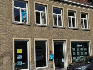 GEEN DOMICILIE MOGELIJK!<br />Gezellige studio in een kleine residentie op de eerste verdieping in het centrum van Brugge. Leefruimte, keuken en slaaphoek bevinden zich in 1 ruimte. Badkamer met douche en toilet is apart. Het voorschot in de kosten (elektriciteit, gas en internet) bedraagt 130 euro en is reeds begrepen in de vermelde huurprijs (500 euro huur + voorschot in kosten 130 euro). Water is individueel. Stel uw kandidatuur en bezorg uw bewijs van inkomsten per mail. Waarborg is 3 maanden huur.<br />Meer info? 050/65 95 95 of info@drlvastgoed.be