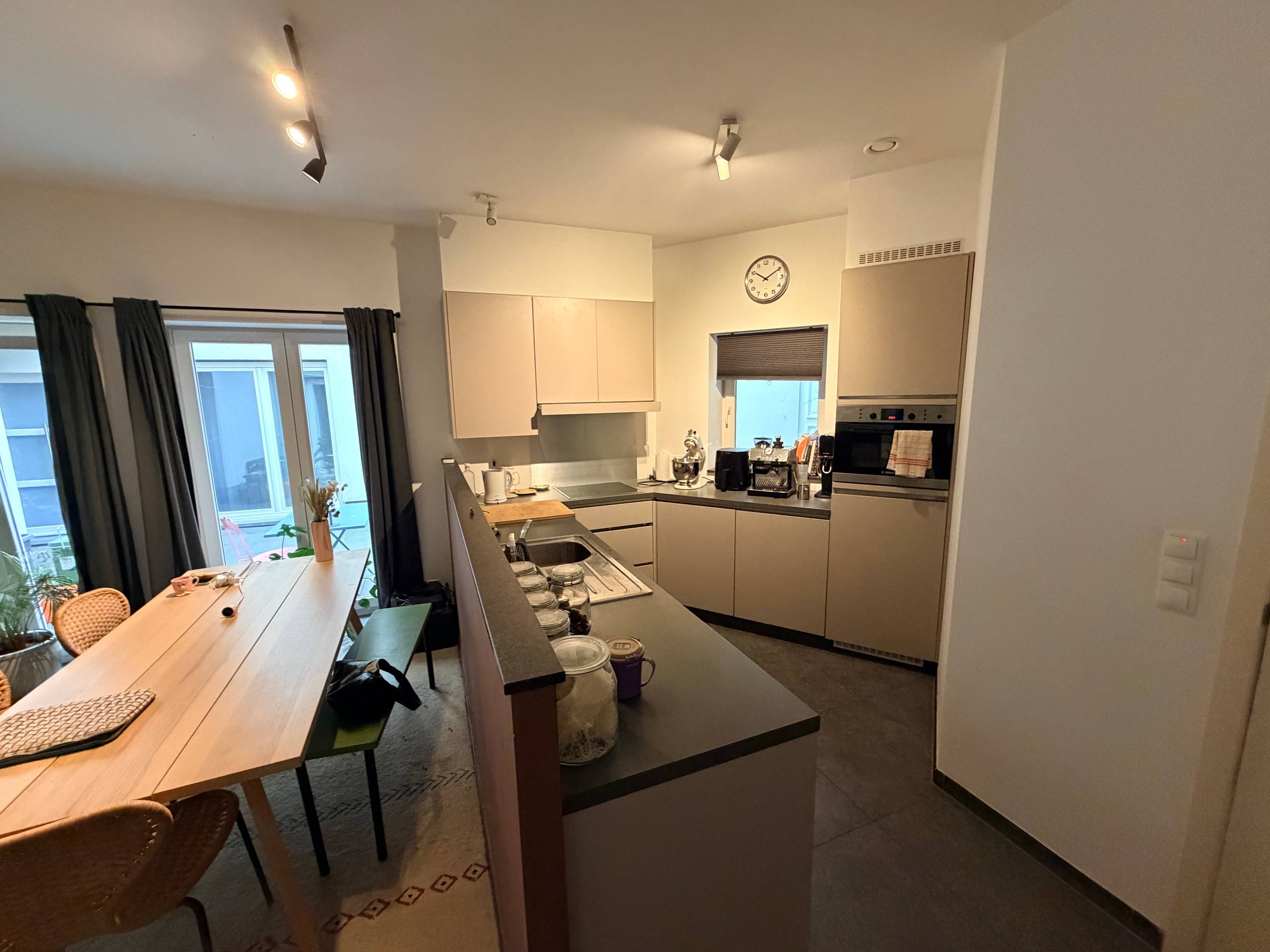 --- NIEUW --- Gezellig gelijkvloers appartement met 2 slaapkamers en terras op wandelafstand van het historisch centrum. - foto 5