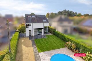 Maison individuelle prête à emménager sur un terrain de 747 m², avec jardin paysager avec piscine, abri de jardin et terrasse couverte. La maison bénéficie de beaucoup de lumière naturelle grâce aux grandes fenêtres qui donnent sur le jardin.La propriété comprend :- entrée- toilettes pour invités- espace de bureau- salon sur 2 niveaux - cuisine entièrement équipée- rangement- 2 garages intérieurs- 4 chambres- salle de bain meublée avec baignoire, douche, toilettes, meuble vasque- le sous-sol de 160 m² offre un espace pour installer la piscine, le débarras, l'espace de détente ou de travail.La maison dispose de panneaux solaires, d'une chaudière solaire, de la climatisation et d'une installation électrique conforme.La piscine est située dans le jardin clos et à l'arrière de la parcelle se trouve une maison de jardin avec une terrasse couverte.Registre des mesures: non