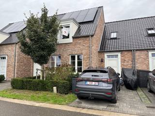 <div>Recente gezinswoning in een kindvriendelijke buurt omvat inkomhal met gastentoilet, woonkamer met ingerichte keuken, ruime berging/wasplaats, nachthal, badkamer, 3 slaapkamers, bergzolder en terras met tuin.<br /> </div>