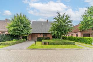 <p><span>Sommige woningen voelen vanaf het eerste moment juist aan. Deze vrijstaande woning combineert rust, ruimte en wooncomfort op een manier die dagelijks wonen aangenamer maakt. Gelegen in een rustige doodlopende straat geniet u hier van een veilige woonomgeving, veel privacy en een perceel van 663 m² waar binnen- en buitenleven mooi in elkaar overvloeien.</span></p>
<p><span>De woning werd steeds met zorg onderhouden en verkeert in uitstekende staat. Dankzij de bewoonbare oppervlakte van 221 m² beschikt het gezin over alle ruimte om comfortabel te wonen, te werken en te ontspannen.</span></p>
<p><span>De lichtrijke leefruimte vormt het hart van de woning. Grote raampartijen zorgen voor een aangename verbinding met de tuin en laten het natuurlijke licht volop binnenstromen. Het uitzicht op het groen creëert doorheen het hele jaar een rustgevende sfeer. Aansluitend bevindt zich de volledig vernieuwde keuken uit 2007, een praktische en uitnodigende plek waar dagelijkse momenten vaak de mooiste herinneringen worden.</span></p>
<p><span>Met drie volwaardige slaapkamers beschikt elk gezinslid over zijn eigen plek. De badkamer, de ruime zolder en de kelder zorgen voor extra comfort en flexibiliteit, zowel vandaag als in de toekomst. Hobby's, thuiswerk of extra bergruimte krijgen hier moeiteloos een plaats.</span></p>
<p><span>Ook buiten komt de woonkwaliteit volledig tot haar recht. De tuin vormt een aangename plek om te ontspannen, te spelen of samen te genieten met familie en vrienden. De vijver voegt extra sfeer toe aan het geheel en zorgt voor een rustgevend accent. Het vrijstaande bijgebouw van 37 m² opent bovendien tal van mogelijkheden als hobbyruimte, werkplaats of praktische opslagruimte.</span></p>
<p><span>Op technisch vlak is deze woning eveneens goed voorbereid op de toekomst. Met zonnepanelen, een EPC-label B, conforme elektriciteit en een asbestveilig attest geniet u van een energiezuinige woning die comfort combineert met gemoedsrust.</span></p>
<p><span>De ligging in een verkeersarme doodlopende straat vormt een belangrijke meerwaarde. Kinderen kunnen veilig voor de deur spelen terwijl u geniet van de rust die deze omgeving kenmerkt.</span></p>
<p><span>Een woning waar licht, ruimte en geborgenheid samenkomen, en waar nieuwe herinneringen vanzelf hun plaats vinden.<br /><br />Interesse? Neem contact op met Domestic Makelaars op 014 61 03 86</span></p>