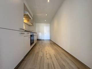 <strong>Ligging</strong><br />Deze volledig gerenoveerde woning is uitstekend gelegen in Kortrijk, op wandelafstand van het stadscentrum, winkelcentrum K, scholen en openbaar vervoer. Een centrale ligging met alle voorzieningen binnen handbereik.<br /><br /><strong>Indeling</strong><br />Via de inkomhal met trap bereikt u de eerste verdieping, waar zich een lichtrijke woonkamer met open keuken bevindt. Aansluitend vindt u de badkamer, uitgerust met een douche, lavabo en toilet, evenals een traphal met aansluiting voor een wasmachine. Op de tweede verdieping bevinden zich twee volwaardige slaapkamers. De derde verdieping beschikt over een ruime zolder die ideaal is als extra bergruimte.<br /><br /><strong>Technisch</strong><br />De woning werd volledig gerenoveerd en is uitgerust met een nieuwe centrale verwarming op aardgas, dubbele beglazing en een conforme elektrische installatie. Dankzij het gunstige EPC van 222 kWh/m² geniet u bovendien van een energiezuinige woning.<br /><br /><strong>Troeven</strong>
<ul>
<li>Uitstekende, centrale ligging</li>
<li>Twee volwaardige slaapkamers</li>
<li>Ruime bergzolder</li>
<li>Onmiddellijk beschikbaar</li>
</ul>
<strong>Contact</strong><br />Voor meer informatie of een bezichtiging kunt u contact opnemen met REALIMMO via cedrik@real-immo.be