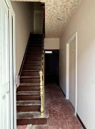 Op zoek naar een renovatieproject met potentieel op een uitstekende locatie? Deze rijwoning is gelegen in een rustige straat in Kessel-Lo, op korte afstand van Leuven en met een vlotte bereikbaarheid van winkels, scholen, openbaar vervoer en belangrijke invalswegen.<br />De woning dient volledig gerenoveerd te worden, maar biedt dankzij de indeling, de aangename tuin en de mogelijkheden tot uitbreiding een uitstekende basis voor wie op zoek is naar een woning die volledig naar eigen smaak kan worden ingericht.<br />Op het gelijkvloers beschikt de woning over een inkomhal met trap, een woon- en eetkamer, een polyvalente ruimte, een badkamer met toilet, een zithoek met toegang tot de tuin, een apart toilet en een keuken.<br />Op de eerste verdieping bevindt zich momenteel één slaapkamer. Mits de nodige structurele werken bestaat hier de mogelijkheid om een tweede en zelfs een derde slaapkamer te creëren.<br />De vaste trap naar de zolderverdieping leidt naar een ruime zolderkamer die zich uitstekend leent als grote slaapkamer of polyvalente ruimte.<br />Achteraan geniet de woning bovendien van een gezellig tuintje, een aangename extra troef in deze gegeerde omgeving.<br />Een interessante renovatiekans voor wie op zoek is naar een woning met karakter, mogelijkheden en een uitstekende ligging in Kessel-Lo.