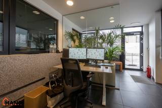 Deze veelzijdige kantoorruimte biedt een functionele indeling en is ideaal voor zelfstandigen, vrije beroepen of kleine teams.Bij het binnenkomen...