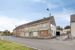 Te Koop – Karaktervolle woning met handelsruimte en ruime magazijnen vol potentieel.Bent u op zoek naar een eigendom waar wonen, ondernemen en opslag perfect gecombineerd kunnen worden? Dan biedt deze veelzijdige renovatiewoning een unieke kans. Deze eigendom bestaat uit een handelsruimte op het gelijkvloers, een ruime woonst met vijf slaapkamers én 2 grote magazijnen/opslagruimtes. Dankzij de royale oppervlakte en de talrijke mogelijkheden is dit pand ideaal voor zelfstandigen, ondernemers, investeerders of gezinnen die op zoek zijn naar extra ruimte.IndelingGelijkvloers: Handelsruimte/winkel met uitstekende zichtbaarheid. Keuken, toilet en diverse berg- en werkruimtesVerdieping: 5 volwaardige slaapkamers, badkamer, oOverloopBijgebouwen en magazijnen: 2 ruime magazijnen/opslagplaatsen; gGeschikt voor stockage, atelier, werkplaats of hobbyruimteVlotte toegankelijkheid en veel bruikbare oppervlakte.Troeven:✔ Combinatie van wonen en werken op één locatie✔ Handelsruimte met commerciële mogelijkheden✔ Vijf slaapkamers voor grote gezinnen of co-housing✔ Zeer ruime magazijnen en opslagcapaciteit✔ Tal van renovatie- en inrichtingsmogelijkheden✔ Ideaal voor zelfstandigen, aannemers, handelaars of investeerders✔ Eigendom met veel potentieel om volledig naar eigen smaak te moderniseren.Deze eigendom biedt een uitstekende basis voor wie op zoek is naar ruimte, flexibiliteit en de mogelijkheid om een uniek woon-werkproject te realiseren. Met de nodige renovatiewerken kan dit pand uitgroeien tot een prachtige combinatie van comfortabele gezinswoning en professionele activiteit. Een pand met ongeziene mogelijkheden voor wie groot durft te denken. Contacteer ons vandaag nog voor een bezoek en ontdek het potentieel van deze unieke eigendom.