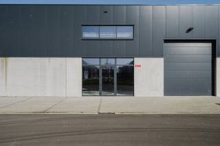 Nieuwbouw KMO-unit te koop in project Moenkouter te Moen. De unit heeft een oppervlakte van 285 m².Voorzieningen: - Parkeerplaats- Lichtstraat...