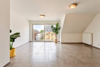 Te Houthulst bieden we u dit instapklaar en ruime duplex appartement aan. Het appartement bevindt zich op de tweede en derde verdieping...