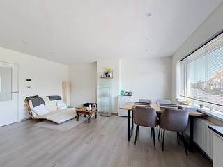 In de Strandlaan te Sint-Idesbald vinden we dit modern appartement (70m²) met 1 ruime slaapkamer te huur. Het appartement werd volledig gerenoveerd! Volledig instapklaar!<br /><br />INDELING:<br />> Eerste verdieping:<br />- Ruime, lichtrijke leefruimte (30m²) met open keuken<br />- Open keuken voorzien van keramische kookplaat, dampkap, koelkast met vriesvak, combi microgolfoven, vaatwasmachine en spoelbak<br />- Apart toilet<br />- Kleine berging (3m²)<br />- Badkamer (13m²) met ruime inloopdouche, lavabo, handdoekradiator en aansluiting voor wasmachine en droogkast<br />- Slaapkamer (9,8m²) met prachtig uitzicht<br /><br />TROEVEN:<br /><br />- TOP LIGGING! Gelegen tegenover de Kerkepannezaal (gratis parking!) en de prachtige Noordduinen<br />- Instapklaar (volledig geschilderd!)<br />- Hoogwaardige afwerking met kwalitatieve materialen<br />- Op wandelafstand van het strand<br />- CV op aardgas<br />- Beschikbaar vanaf 15/09/2026<br /><br />Gemeenschappelijke kosten: €30/maand<br /><br />Ben je geïnteresseerd in dit pand te huur in Sint-Idesbald? Ga naar de website www.dewaele.com, klik op het pand dat je wenst te huren. Via de rode knop "vraag je bezoek aan" vragen we u kort een profiel in te vullen. Daarna nemen we contact op voor een bezoek. Telefonisch kunnen er geen afspraken gemaakt worden.<br /><br />